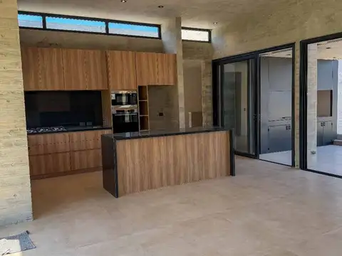 Casa 4 ambientes con 5 baños