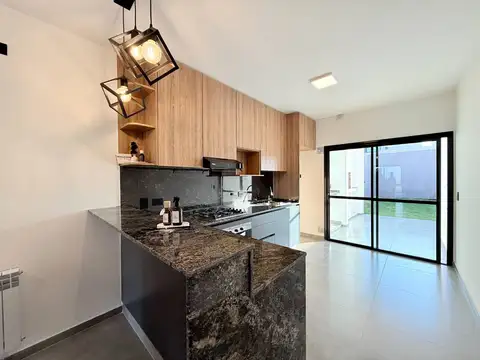 Casa 4 ambientes con 2 baños