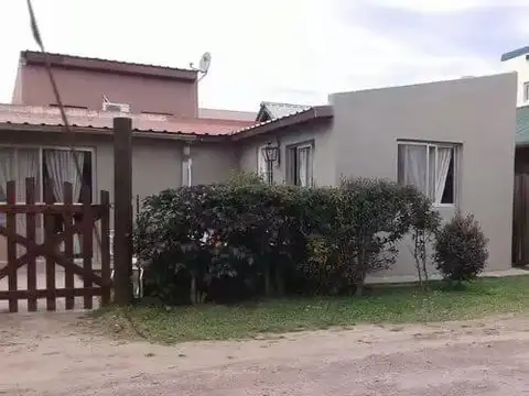 VENTA CASA COUNTRY RODA 3 HABITACIONES PARRILLA PATIO GARAGE CERCA DE AMENITIES CALLE 1
