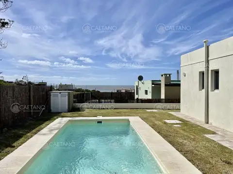 Venta casa 2 Dormitorios + Piscina. Punta Colorada, Piriapolis