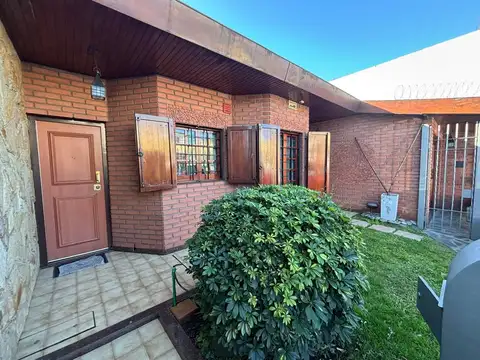 chalet 5 ambientes /  cochera/ quincho y pileta