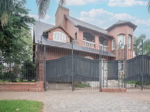 Casa en Venta con 2 cocheras