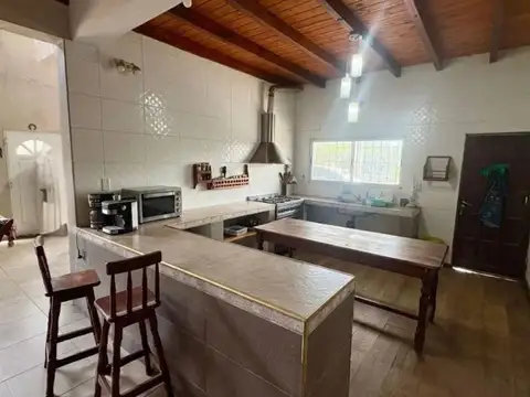 Casa 9 ambientes con 4 baños