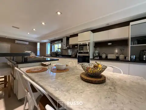 Casa 6 ambientes con 5 baños