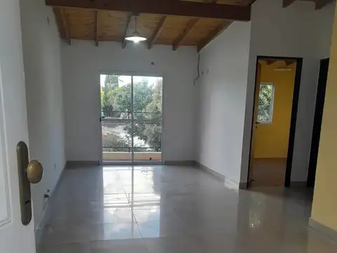 Departamento de 3 ambientes en 1er piso por escalera en alquiler, en Loma Hermosa.