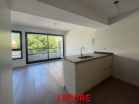 AMBIENTE DIVISIBLE CON BALCÓN AL CONTRAFRENTE