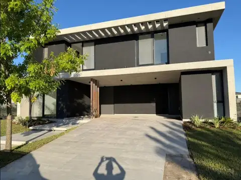 Casa al agua con pileta Virazon