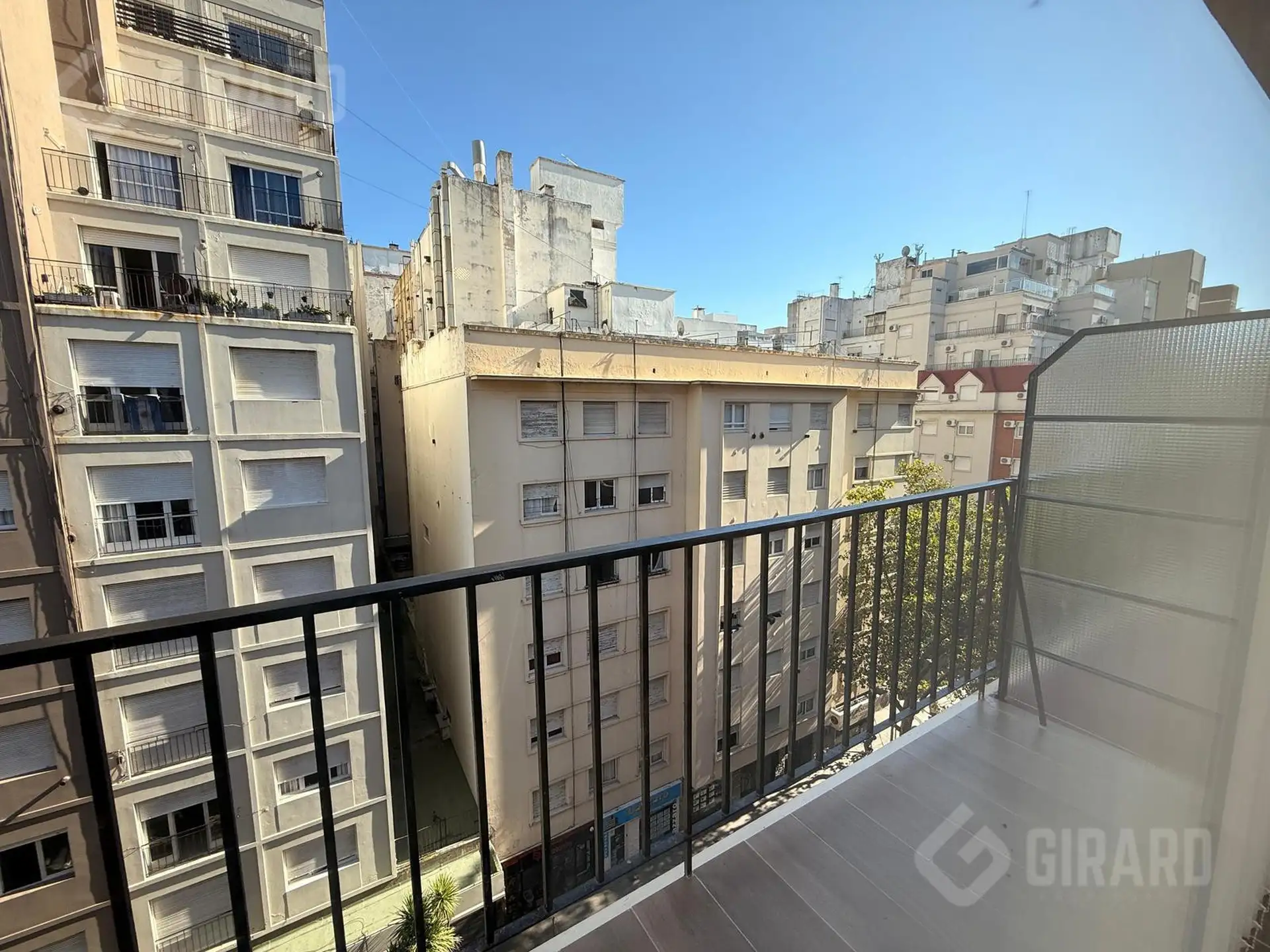 Venta de Departamento 3 ambientes a la calle con balcón, reciclado y amoblado. Zona centro de MDQ