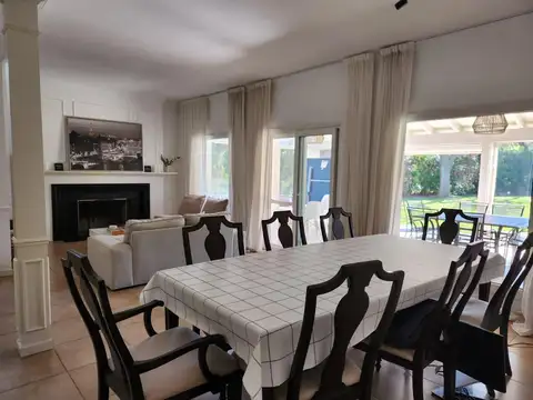 Casa en Alquiler con 3 cocheras