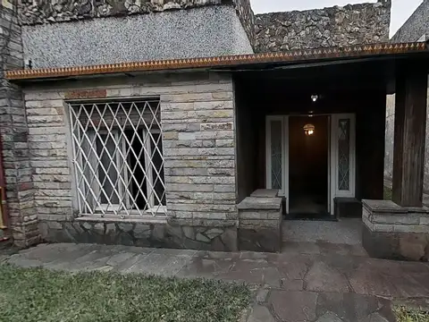 Casa en lote propio. 364 m2/ 190 m2 cubiertos