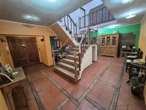 Casa 6 ambientes con 4 baños