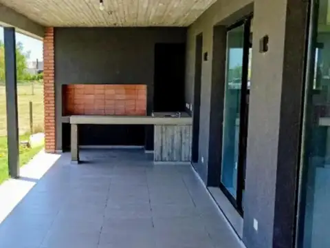 Casa 5 ambientes con 4 baños