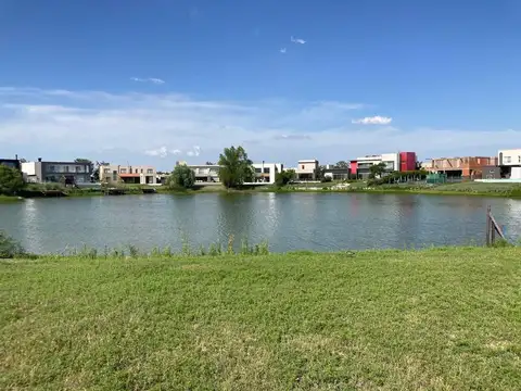 Lote al agua en la laguna central de Cantón Norte