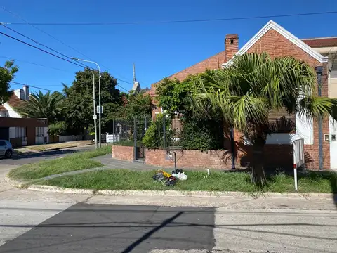 CASA EN ALQUILER EXCELENTE UBICACION CASTELAR NORTE A 2 CUADRAS DE AVENIDA ARIAS Y SANTA ROSA !!!!