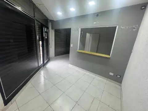 EXCELENTE LOCAL ESQUINA EN ZONA COMERCIAL