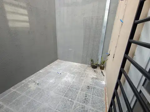 ALQUILER PH 2 AMBIENTES CON PATIO – LANÚS OESTE
