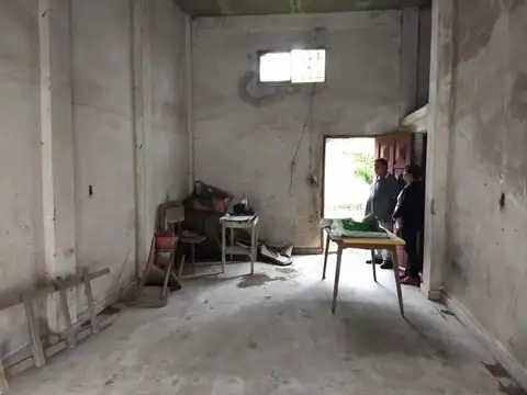 Losa con dos locales comerciales y un departamento en venta en Virrey Del Pino