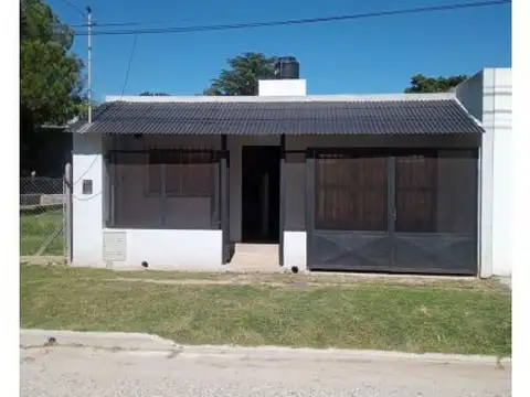 Zavalla. San Lorenzo 2676 Facultad de Agronomia. Un dormitorio. Salón, Cochera. Patio