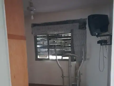 Casa de 3 amb. con dpto. de 2 amb. a refaccionar y garaje en venta