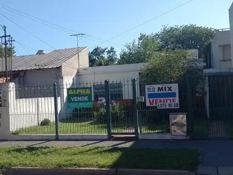 Casa de 3 amb. con dpto. de 2 amb. a refaccionar y garaje en venta