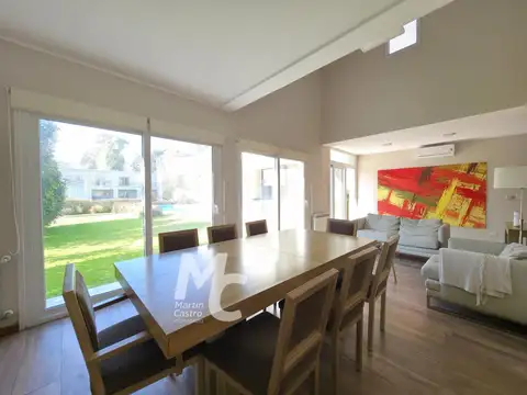 Casa en Alquiler con 1 cochera