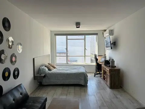 Monoambiente luminoso en Retiro, piso alto