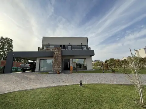 Casa en Venta con 5 cocheras