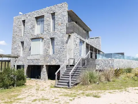 Casa 9 ambientes con 6 baños