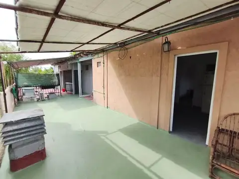 Casa 7 ambientes con 2 baños