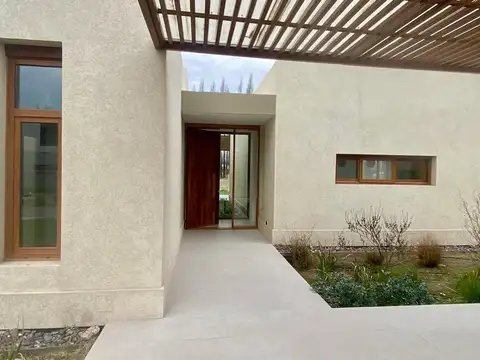 Casa en Alquiler en Neuquen, Confluencia