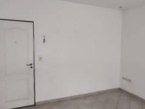 Departamento Tipo Casa de 2 Ambientes en Primer Piso al Contra frente con Balcon
