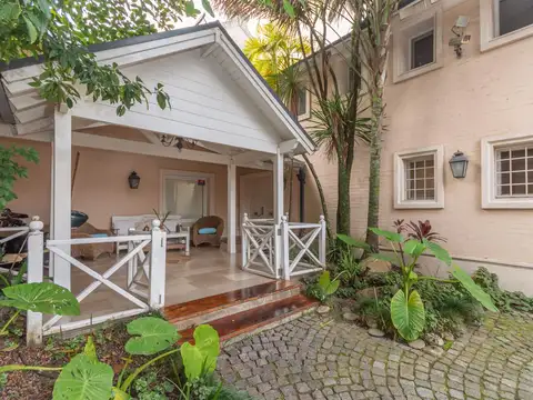 Casa 8 ambientes con 9 baños