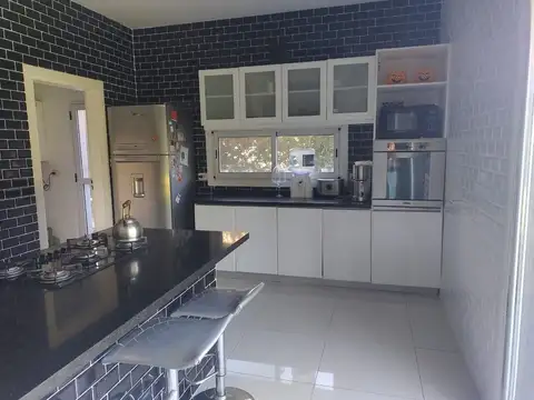 Casa 5 ambientes con 4 baños