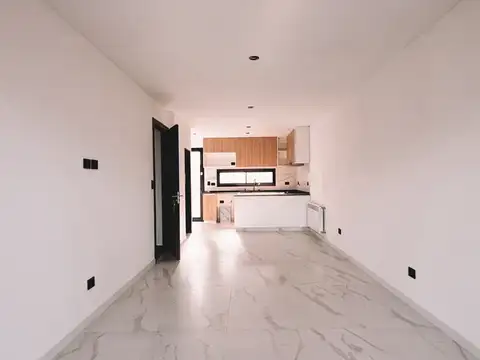 TRIPLEX CON DOBLE COCHERA Y PATIO