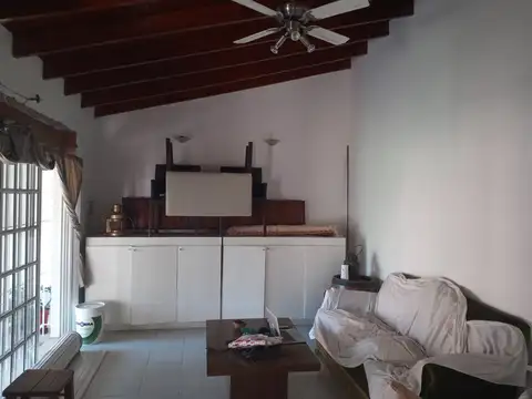 Galpon con casa reciclada sobre colectora sur