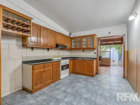 VENTA CASA CON 2 DUPLEX EN  MERLO NORTE