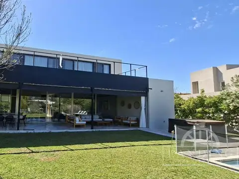 Casa en Venta en Albanueva, USD 1.390.000