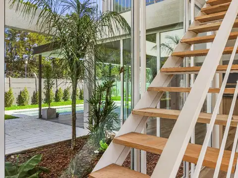 Casa en Alquiler con 2 cocheras