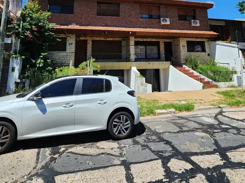 IMPORTANTE DUPLEX DE 4 AMBIENTES A REFACCIONAR CON FONDO, GARAGE EN SUBSUELO EN VENTA. MARTINEZ