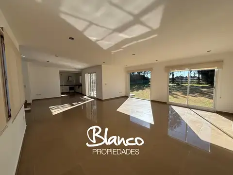 Casa 4 ambientes con 3 baños