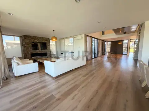 Casa en venta en La Calesa, Pilará —  vista al lago y al golf