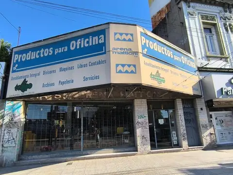 Dos lotes con local comercial y estac sobre Av. Rivadavia