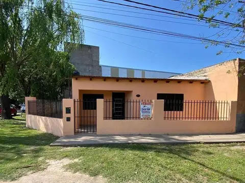 PROP. DE DOS DORMITORIOS CON MUY BUENA UBICACION ESQUINA