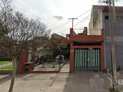 Casa 3 ambientes con patio y cochera en venta Bernal Oeste