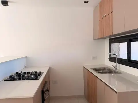 Casa en Alquiler con 2 cocheras