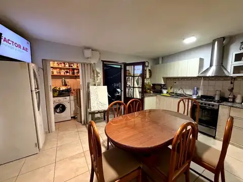 Casa 6 ambientes con 2 baños