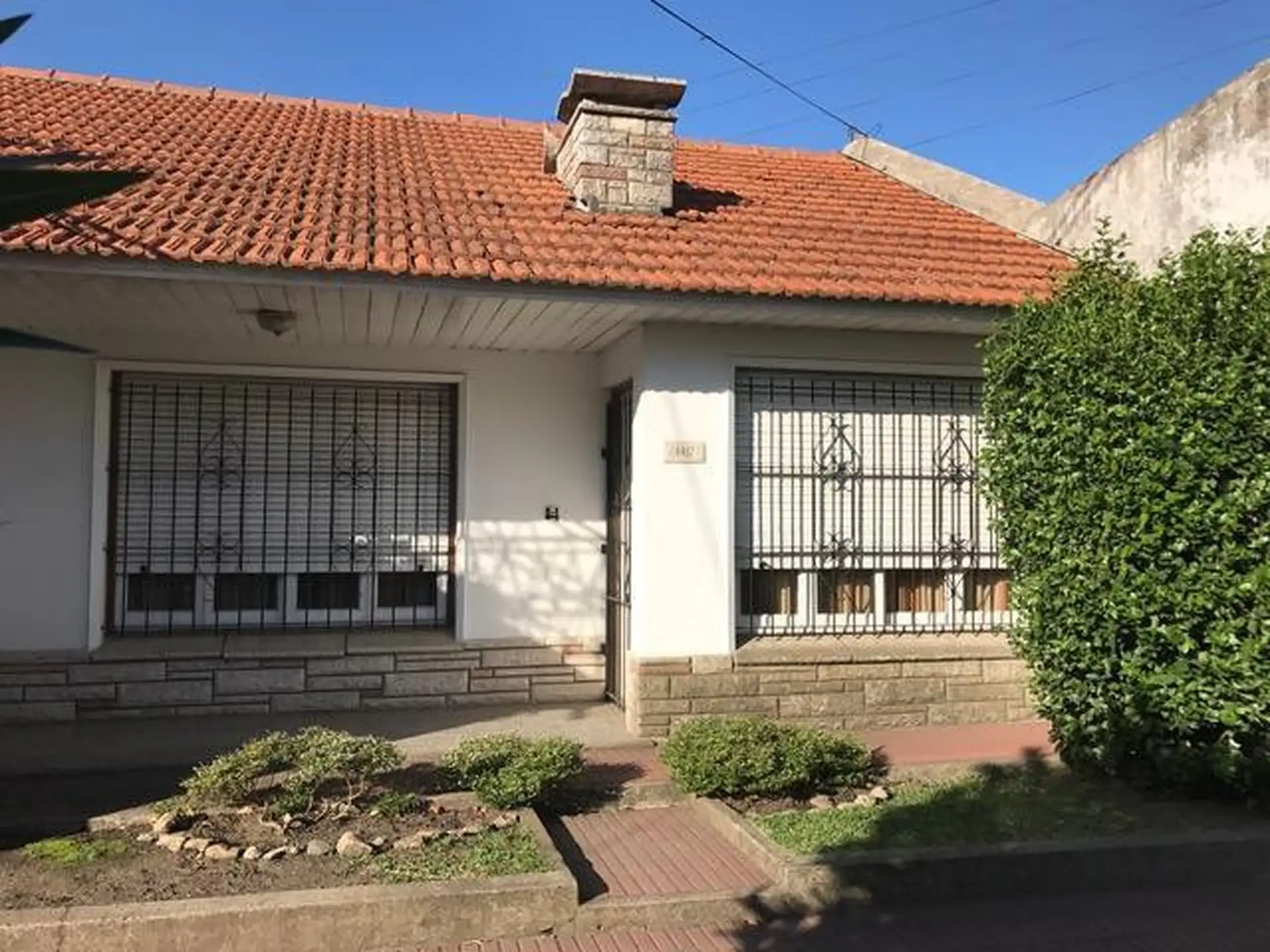 Casa de 3 ambientes con garage y jardin + departamento de dos ambientes