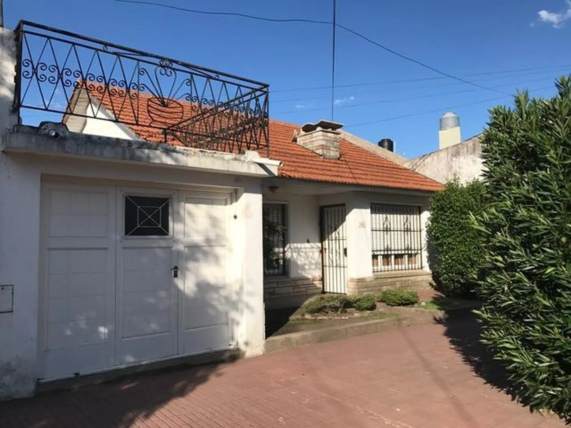 Casa de 3 ambientes con garage y jardin + departamento de dos ambientes