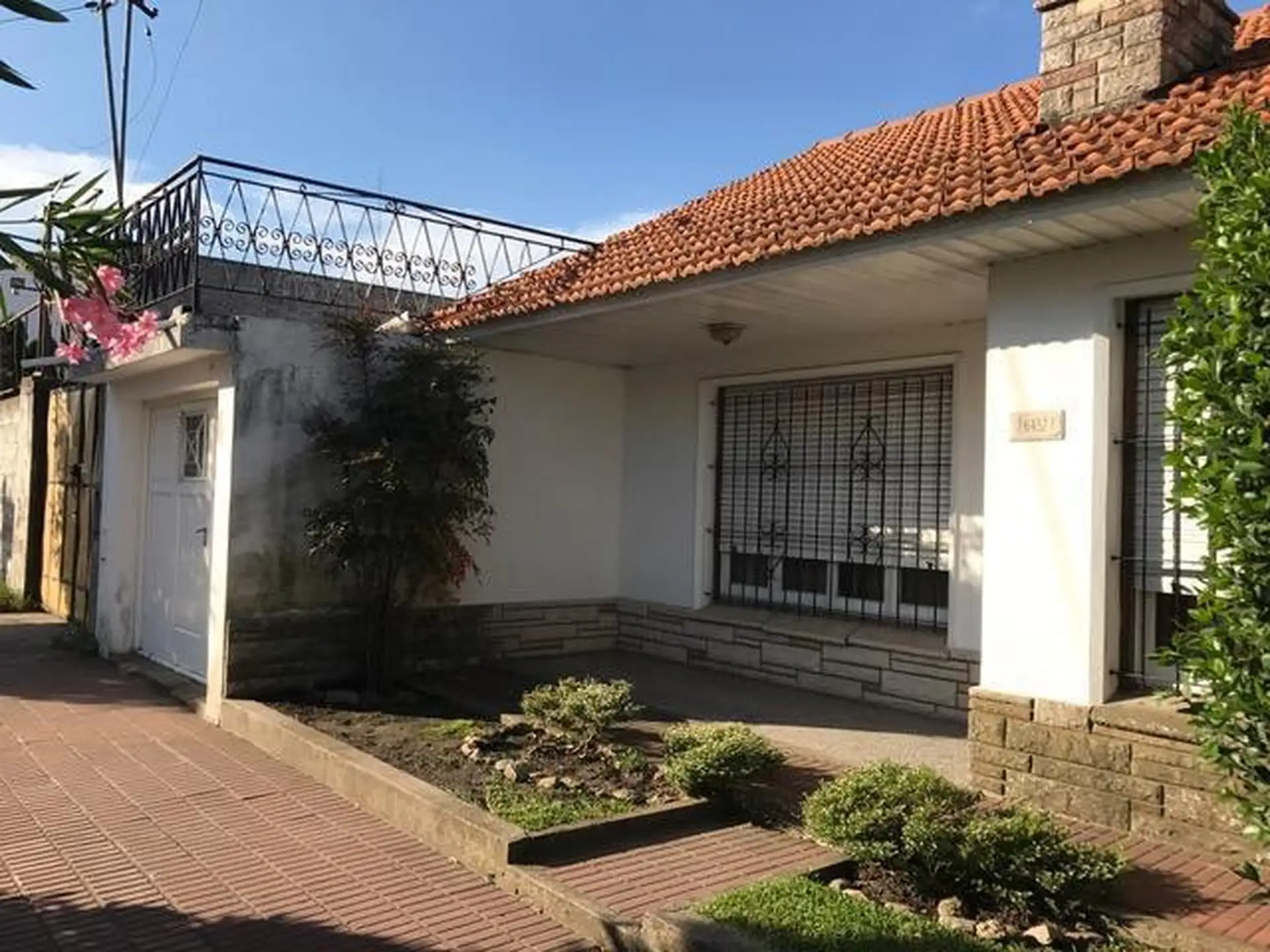 Casa de 3 ambientes con garage y jardin + departamento de dos ambientes