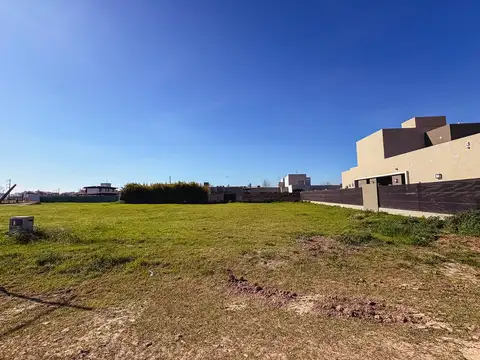 Lote de 1400 m2 en Village del Brigadier